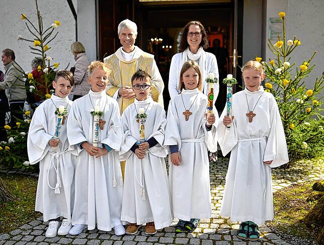 In der St. Stephanuskirche in Nöggenschwiel empfingen fünf Kinder ihre Erstkommunion.Von links: Dejan Markovic, Mika Schmid, Pater ...