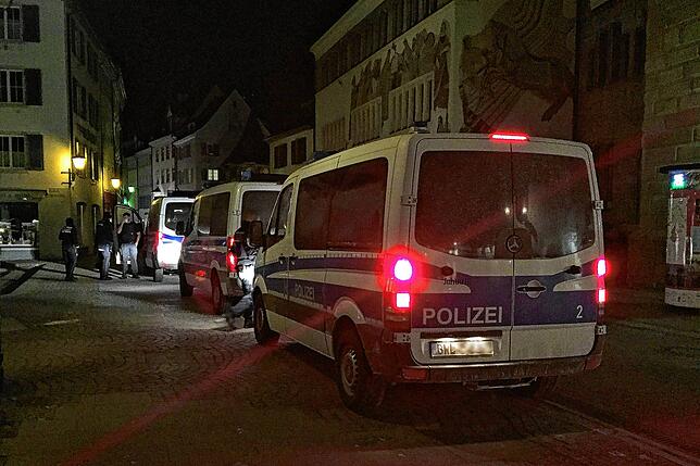 Drei Polizeiautos am Hänselebrunnen.