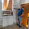 Sascha Schatz zeigt, wie hoch das Wasser in der Küche stand. Bild: Susann Duygu-D&lsquo;Souza