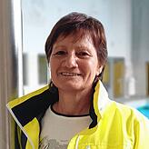 Sparta-Chefin Ursula Klaußner am Becken im Hallenbad am Seerhein, wo ihr Verein wieder Schwimmunterricht anbietet.