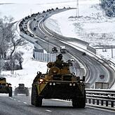 Ein Bild von vergangener Woche: Ein Konvoi gepanzerter russischer Fahrzeuge bewegt sich über eine Autobahn auf der Krim.