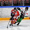 Ein umkämpftes zweites Spiel in der Finalserie der 2. Schweizer Liga lieferten sich der EHC Kreuzlingen-Konstanz (links Jakub Vavricka) ...