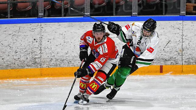 Ein umkämpftes zweites Spiel in der Finalserie der 2. Schweizer Liga lieferten sich der EHC Kreuzlingen-Konstanz (links Jakub Vavricka) ...