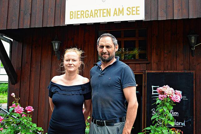 Hubert Böttcher, Inhaber des Rebguts Haltnau, mit Restaurantleiterin Mandy Neumann.