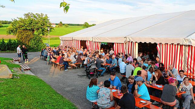 Von Freitagabend bis Montagabend wird im und am Festzelt in Bichtlingen vom veranstaltenden Musikverein Wasser viel geboten und ...