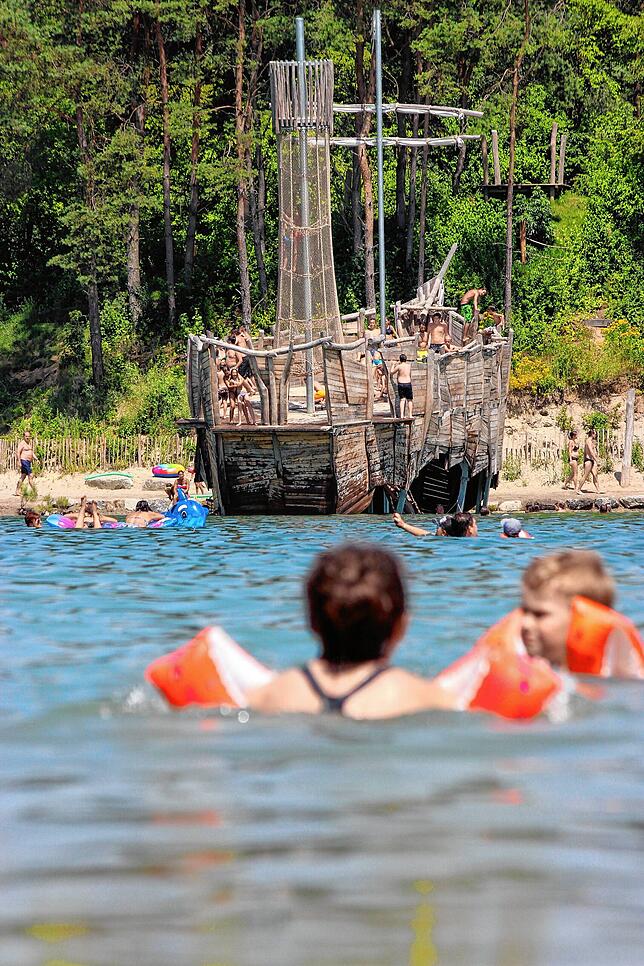Dicht belagert das neue Piratenschiff am Schlosssee in Salem. Nichtschwimmer müssen draußen bleiben, sie werden ganz geschickt vom ...