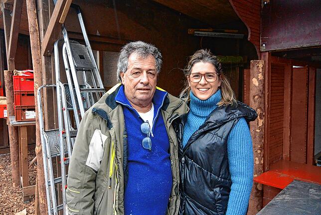Josef Roth und Patrizia Wesener bereiten den Glühweinstand vor.