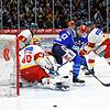 Schwenningens Chris Brown (blaues Trikot) vor dem Tor von DEG-Keeper Henrik Haukeland. Brown war in dieser Szene zwar nicht erfolgreich, ...