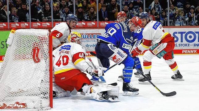 Schwenningens Chris Brown (blaues Trikot) vor dem Tor von DEG-Keeper Henrik Haukeland. Brown war in dieser Szene zwar nicht erfolgreich, ...