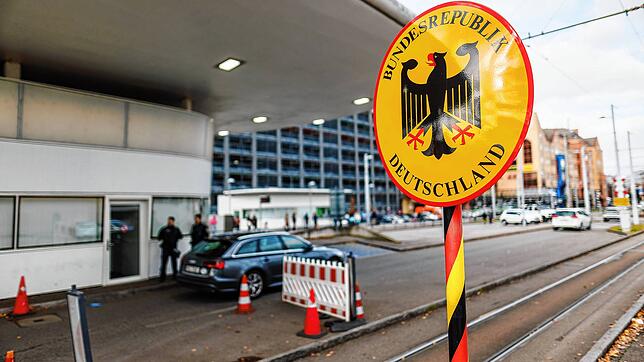 Ein Grenzschild steht am Grenzübergang in Weil am Rhein.