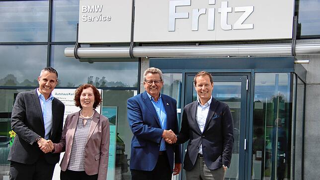 Das Ehepaar Monika und Karl Fritz (Mitte) hat seinen BMW- und Mini-Betrieb an die Unterberger-Gruppe verkauft und wünscht den neuen ...
