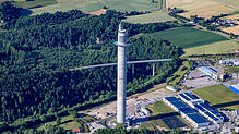 Die graue Betonröhre des Testturms in Rottweil soll bis Anfang Oktober mit einem speziellen Glasfaser-Gewebe ummantelt werden. Damit ...