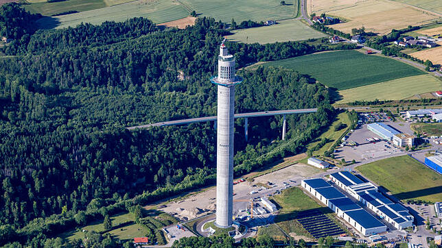 Die graue Betonröhre des Testturms in Rottweil soll bis Anfang Oktober mit einem speziellen Glasfaser-Gewebe ummantelt werden. Damit ...
