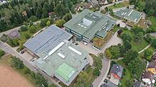 So sieht es heute aus: Die Sporthalle neben dem Bildungszentrum in der Mitte und der Stadthalle rechts oben.