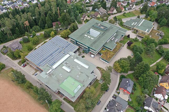 So sieht es heute aus: Die Sporthalle neben dem Bildungszentrum in der Mitte und der Stadthalle rechts oben.