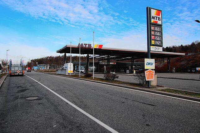 Die Tankstelle Hegau Ost an der Autobahn 81. Hier soll die Polizei mithilfe des Verdeckten Ermittler den Kokain-Deal abgewickelt haben.