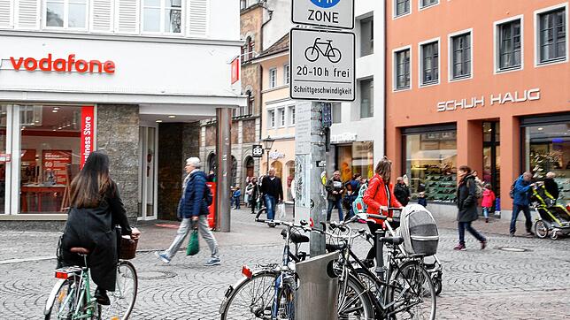 Auch wenn das Radfahren in der Fußgängerzone nur zwischen 22 und 10 Uhr bei Schrittgeschwindigkeit gestattet ist &ndash; interessiert ...