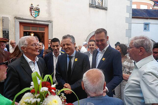 Bild 16: Eintrag ins Goldene Buch beim Heimatabend des Tiengener Schwyzertags – Wir haben die Bilder