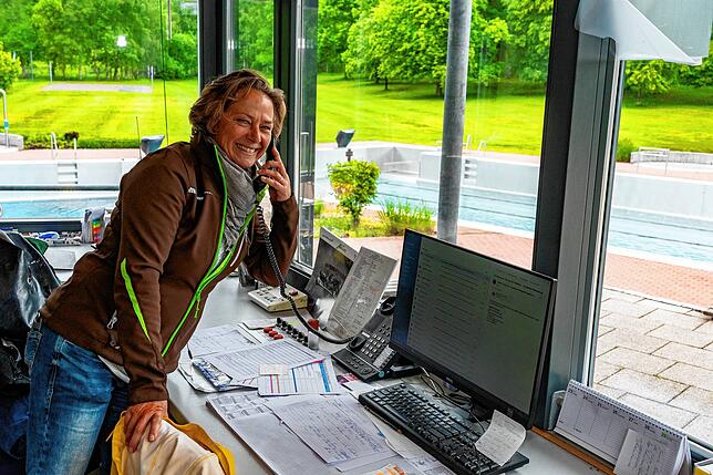 Véronique Kühn kann von ihrem Arbeitsplatz aus den kompletten Badebetrieb überwachen.
