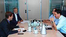 Von links: Die SÜDKURIER-Redakteure Walther Rosenberger und Helmar Grupp im Gespräch mit Gina und Christian Weber in der Markdorfer ...