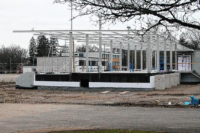 Blick vom Parkplatz: Noch kräftig gearbeitet werden muss am neuen Vereinsheim, das spätestens im September fertig gestellt sein soll.