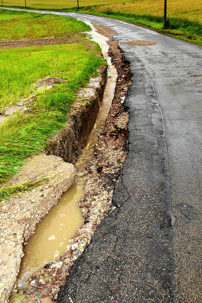 Am Wellblechweg von Fützen nach Achdorf gruben reißende Fluten unter anderem diese Wasserrinne von rund einen halben Meter tief in den ...