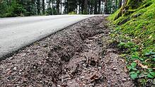 Starke Bankettausschwemmungen hat es beim neuen Steigwaldweg in Urach gegeben. Hier wird nun nachgebessert. Bild: Hartmut Ketterer