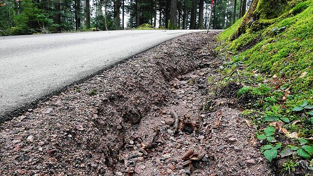 Starke Bankettausschwemmungen hat es beim neuen Steigwaldweg in Urach gegeben. Hier wird nun nachgebessert. Bild: Hartmut Ketterer