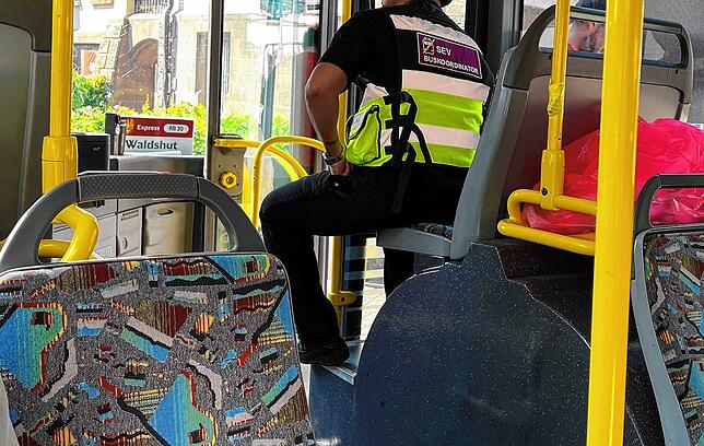 Ein SEV-Buskoordinator fährt mit.