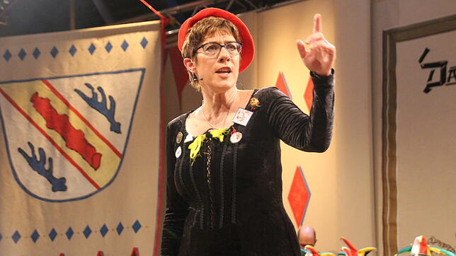 Annegret Kramp-Karrenbauer wird nach ihrem Auftritt vor dem Stockacher Narrengericht von Kritikern angegangen. Alle, die sie in Stockach ...