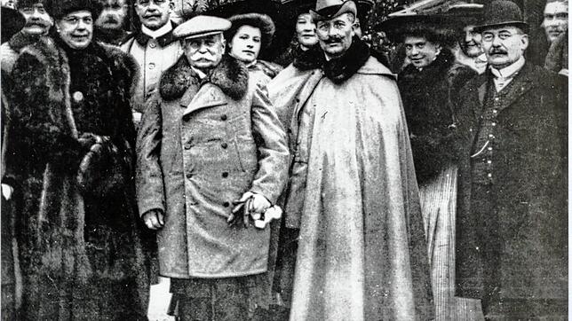 Vor dem Schloss in Donaueschingen (von links): Fürstin Irma und Fürst Max Egon II. von Fürstenberg, Graf Zeppelin und Kaiser Wilhelm II.