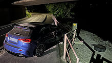 Das Auto einer 19-jährigen kracht in Neuenhof im Kanton Aargau in ein Geländer. Gefährlich nah an der Limmat.