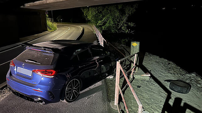 Das Auto einer 19-jährigen kracht in Neuenhof im Kanton Aargau in ein Geländer. Gefährlich nah an der Limmat.
