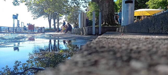 Am Landungsplatz in Überlingen schwappt das Wasser auf die Treppenstufen. Der Großteil der Treppe ist bereits unter Wasser.