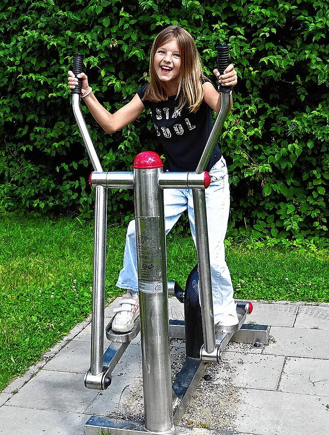 Auch wenn dieser Trainer für Erwachsene ist, Annabelle hat auch Spaß damit.