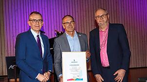 Peter Kaiser (Bildmitte) ist neuer Ehrenbürger der Gemeinde Mönchweiler. Hier nach der Verleihung von Urkunde und Ehrenmünze mit Landrat ...