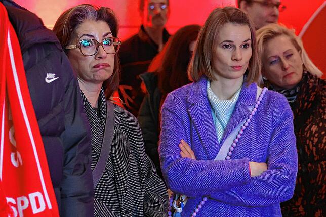 SPD-Unterstützer reagieren nach Bekanntgabe der ersten Prognosen bei der SPD-Wahlparty im Willy-Brandt-Haus.