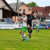 Michael Schmidt (DJK Donaueschingen, links) kämpft mit Leonhart Plankert (SC Konstanz-Wollmatingen) um den Ball.