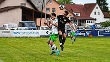 Michael Schmidt (DJK Donaueschingen, links) kämpft mit Leonhart Plankert (SC Konstanz-Wollmatingen) um den Ball.