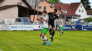 Michael Schmidt (DJK Donaueschingen, links) kämpft mit Leonhart Plankert (SC Konstanz-Wollmatingen) um den Ball.