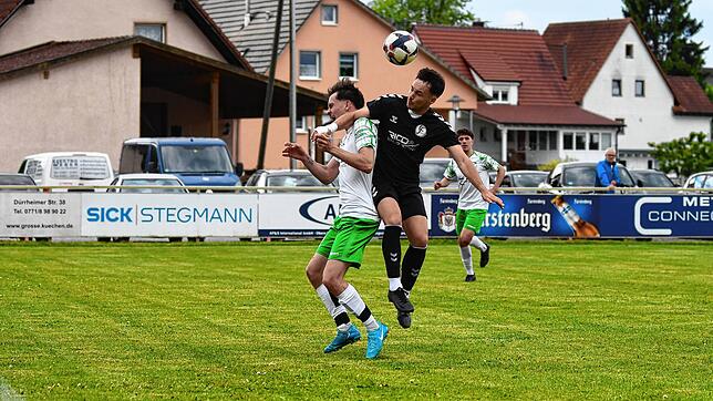 Michael Schmidt (DJK Donaueschingen, links) kämpft mit Leonhart Plankert (SC Konstanz-Wollmatingen) um den Ball.