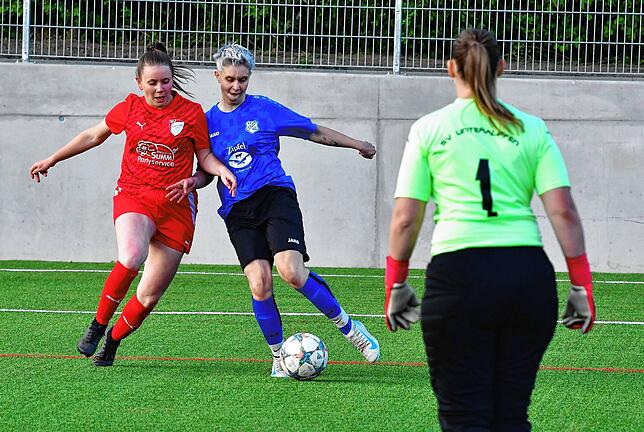 Durchgesetzt: Stürmerin Meike Engelhardt vom Meister SV Berau scheut die Zweikämpfe nicht. Hier behauptet sie sich gegen Lorena Rebsamen ...