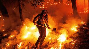 Ein Feuerwehrmann im Napa Valley in den USA im Einsatz. Das Feuer, einst Innovationsmotor der Menschheit, wendet sich gegen uns.