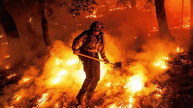 Ein Feuerwehrmann im Napa Valley in den USA im Einsatz. Das Feuer, einst Innovationsmotor der Menschheit, wendet sich gegen uns.