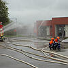 Die Kreisjugendfeuerwehren zeigen bei einer Schauübung, dass sie den Löschangriff von außen beherrschen.