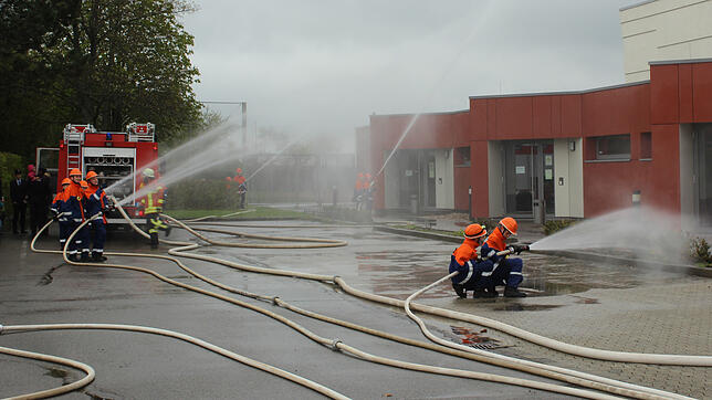 Die Kreisjugendfeuerwehren zeigen bei einer Schauübung, dass sie den Löschangriff von außen beherrschen.
