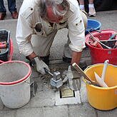 Künstler Gunter Demnig verlegt Hildegard Hansches Stolperstein.