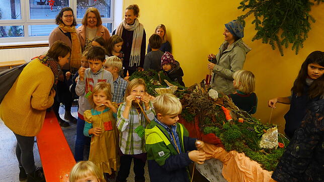 Zu Gesprächen über die Entwicklung des Waldorfkindergartens haben wir uns mit (hinten von links) Kathrin Gayer, Paula Güttinger und ...