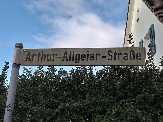 Eine kleine Nebenstraße des Bergwegs wurde nach einer geistigen Größe der Wehrer Stadtgeschichte benannt. Bilder: Reinhard Valenta.