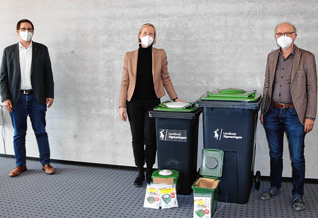 Landrätin Stefanie Bürkle sowie Holger Kumpf (links) und Bernhard Obert (rechts) von der Kreisabfallwirtschaft stellten das System einer ...